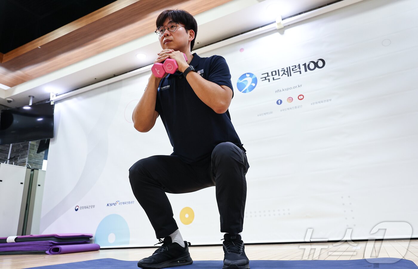 본문 이미지 - 강기용 체육진흥공단 운동처방사가 15일 서울 국민체력100 KSPO송파체력인증센터에서 아령 운동법 시범을 보이고 있다. 2025.7.15/뉴스1 ⓒ News1 김도우 기자