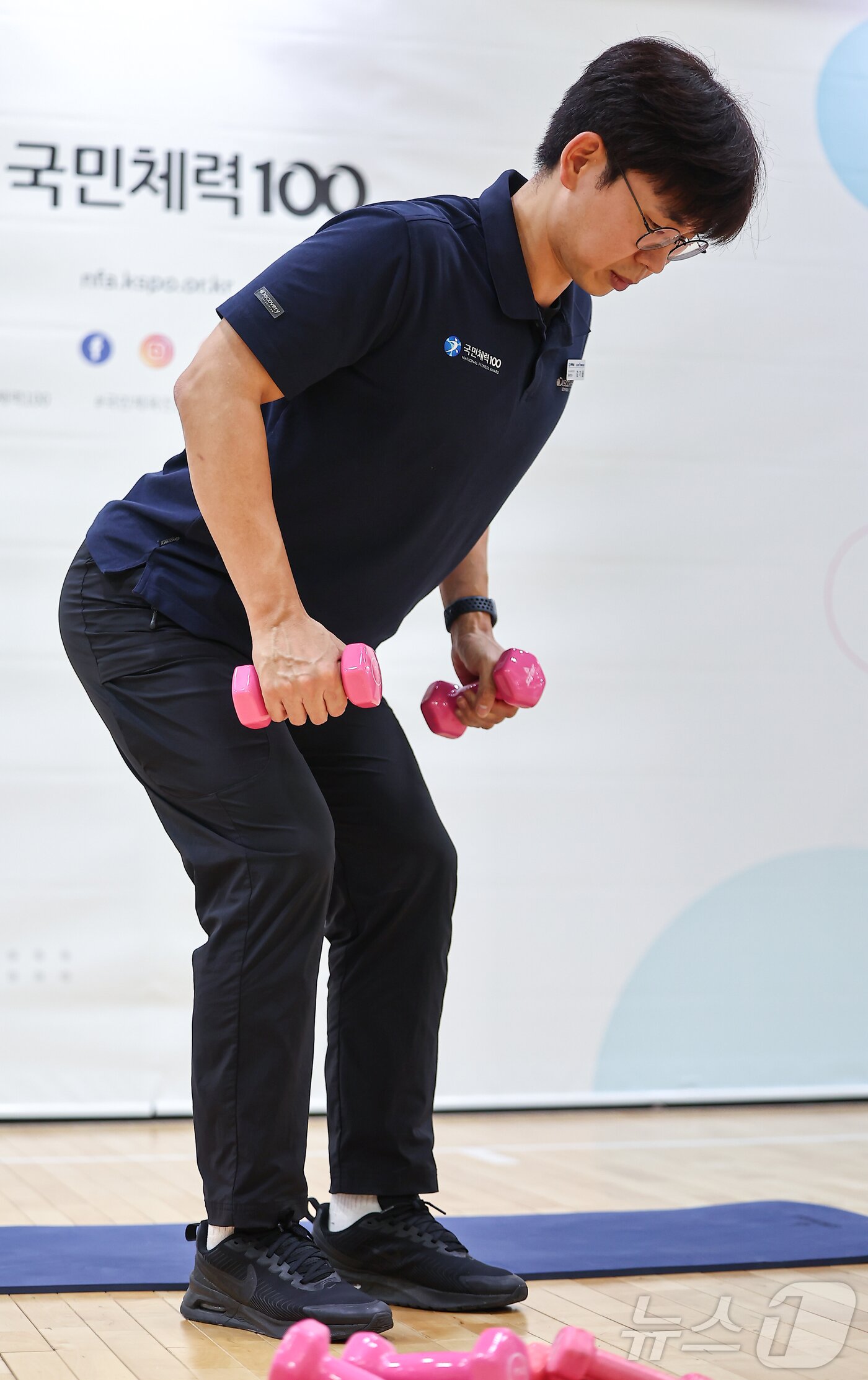 본문 이미지 - 강기용 체육진흥공단 운동처방사가 15일 서울 국민체력100 KSPO송파체력인증센터에서 아령 운동법 시범을 보이고 있다. 2025.7.15/뉴스1 ⓒ News1 김도우 기자