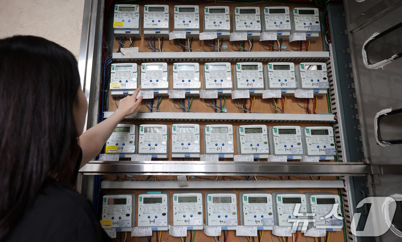 본문 이미지 - 15일 서울 시내의 오피스텔의 전기계량기 모습. 2025.7.15/뉴스1 ⓒ News1 박지혜 기자