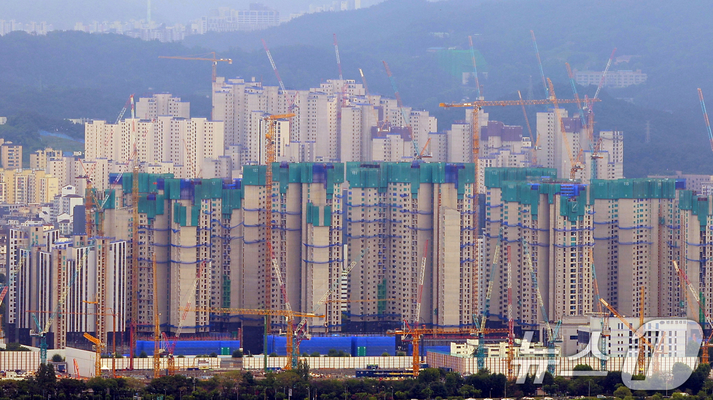 (서울=뉴스1) 김명섭 기자 = 서울 민간 아파트 분양 가격이 3.3㎡(평)당 약 4천608만원으로 오른 것으로 나타났다.주택도시보증공사(HUG)가 공개한 6월 말 기준 '민간아파 …