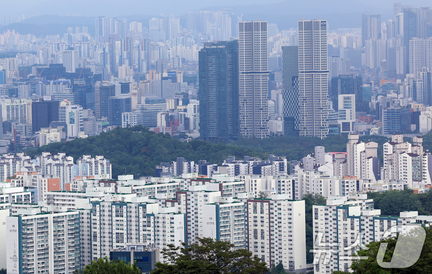 (서울=뉴스1) 김명섭 기자 = 15일 부동산R114 자료에 따르면 올해 전국 아파트 입주물량은 총 28만7432가구로 예정돼 있다. 2022년 33만6199가구 대비 4만8767 …