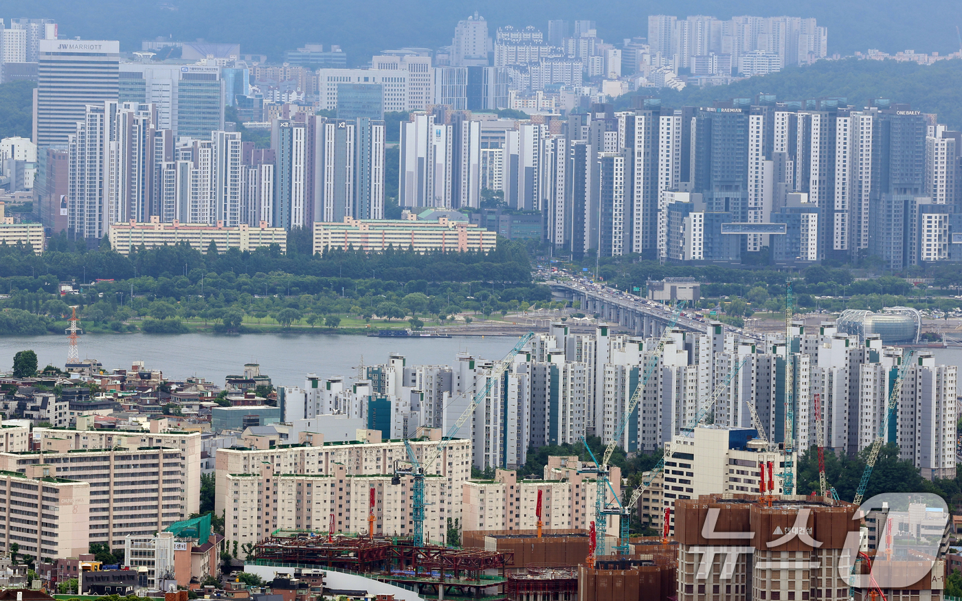 (서울=뉴스1) 김명섭 기자 = 15일 부동산R114 자료에 따르면 올해 전국 아파트 입주물량은 총 28만7432가구로 예정돼 있다. 2022년 33만6199가구 대비 4만8767 …