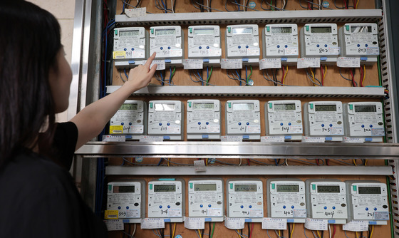 산업용 전기요금, 낮엔 kWh당 16.9원↓, 밤엔 5.1원↑…3.8만개 기업 해당