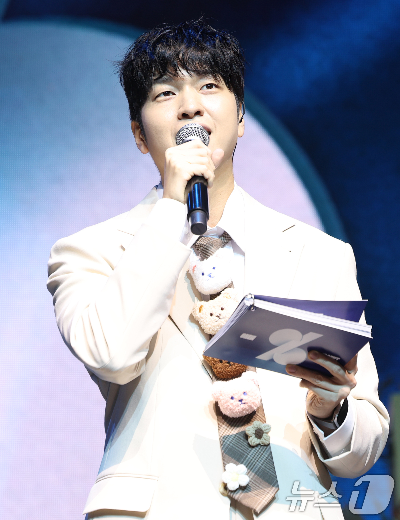 (서울=뉴스1) 권현진 기자 = 방송인 유재필이 15일 오후 서울 영등포구 명화라이브홀에서 열린 온유의 두 번째 정규앨범 '퍼센트'(PERCENT) 쇼케이스에 참석해 진행을 하고 …