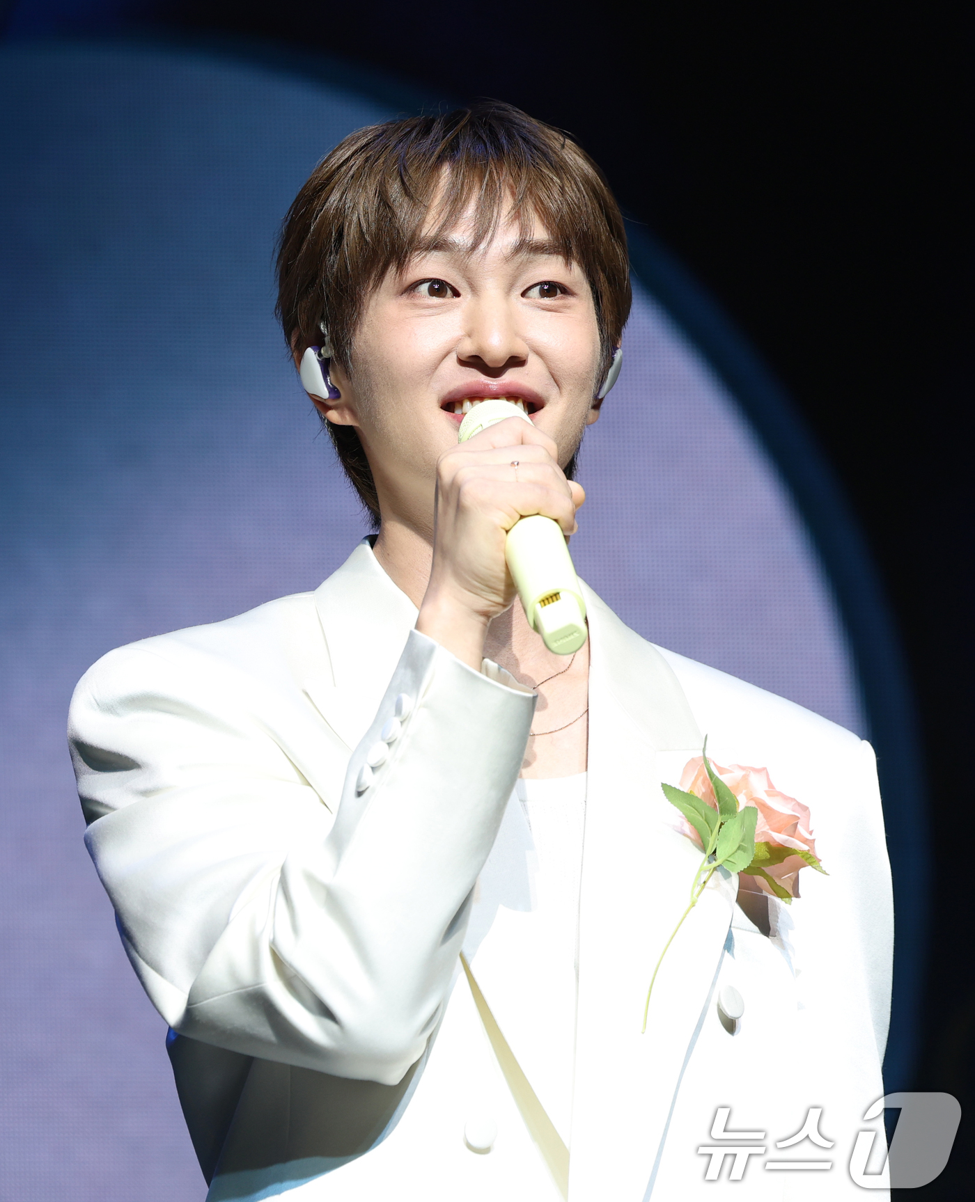 (서울=뉴스1) 권현진 기자 = 그룹 샤이니 온유가 15일 오후 서울 영등포구 명화라이브홀에서 가진 두 번째 정규앨범 '퍼센트'(PERCENT) 쇼케이스에서 인사말을 하고 있다. …