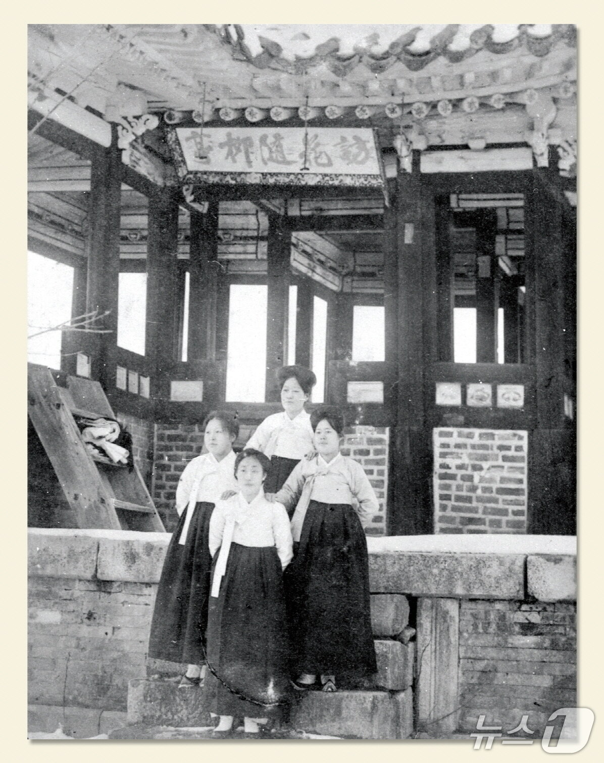 본문 이미지 - 1920년대 촬영된 사진 속 원본 현판. (수원시 제공. 재판매 및 DB 금지) 2025.7.15/뉴스1