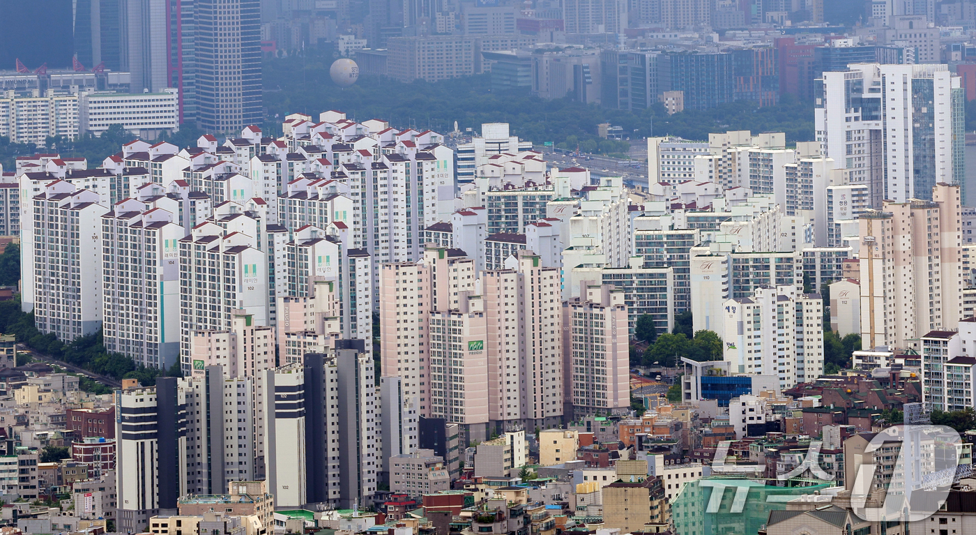 (서울=뉴스1) 김명섭 기자 = 15일 부동산R114 자료에 따르면 올해 전국 아파트 입주물량은 총 28만7432가구로 예정돼 있다. 2022년 33만6199가구 대비 4만8767 …