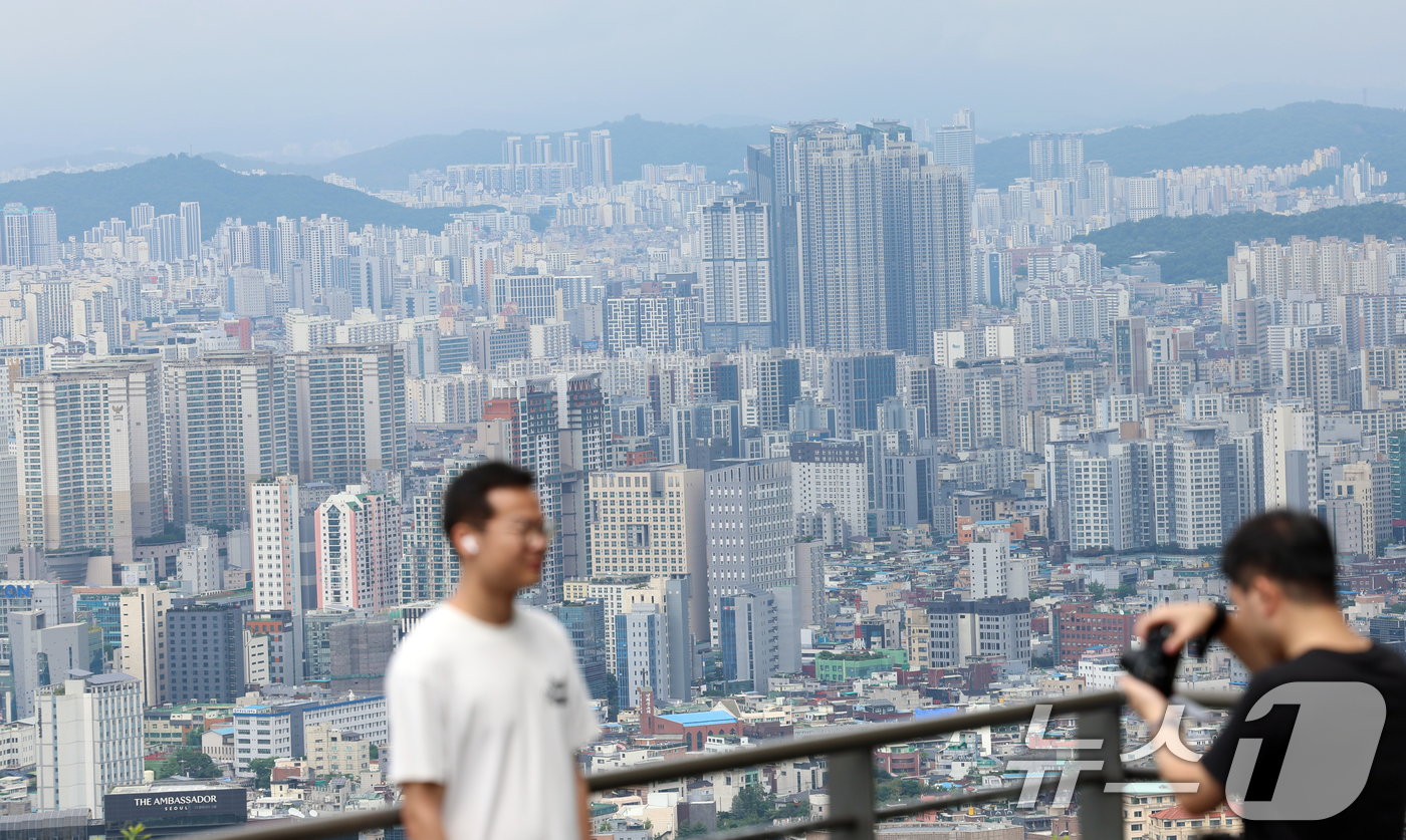 (서울=뉴스1) 김명섭 기자 = 15일 부동산R114 자료에 따르면 올해 전국 아파트 입주물량은 총 28만7432가구로 예정돼 있다. 2022년 33만6199가구 대비 4만8767 …