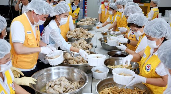 취약계층 가정에 전달할 삼계탕 200인분 포장