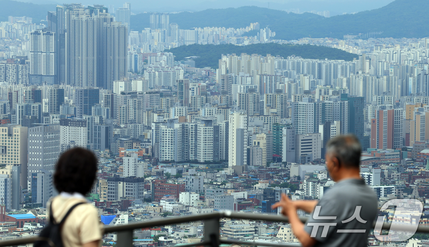 (서울=뉴스1) 김명섭 기자 = 15일 부동산R114 자료에 따르면 올해 전국 아파트 입주물량은 총 28만7432가구로 예정돼 있다. 2022년 33만6199가구 대비 4만8767 …