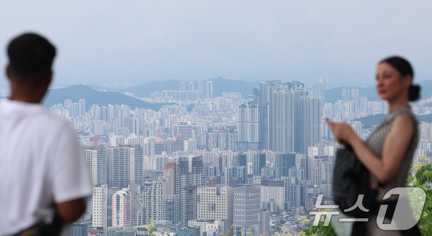 (서울=뉴스1) 김명섭 기자 = 15일 부동산R114 자료에 따르면 올해 전국 아파트 입주물량은 총 28만7432가구로 예정돼 있다. 2022년 33만6199가구 대비 4만8767 …