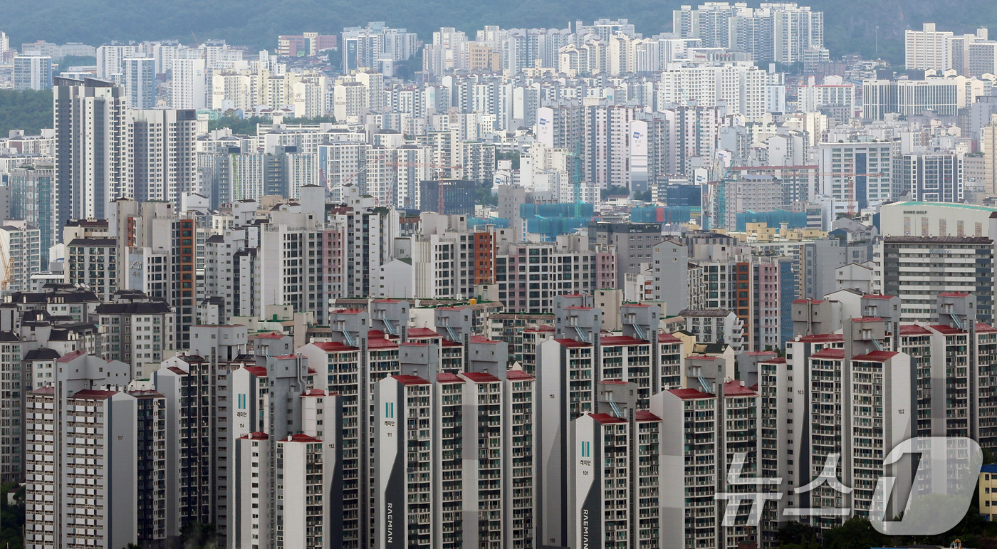 (서울=뉴스1) 김명섭 기자 = 서울 민간 아파트 분양 가격이 3.3㎡(평)당 약 4천608만원으로 오른 것으로 나타났다. 주택도시보증공사(HUG)가 공개한 6월 말 기준 '민간아 …