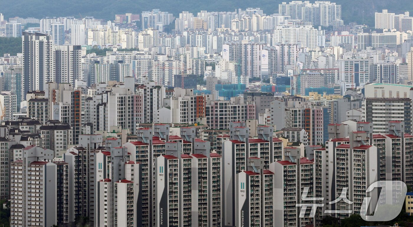 본문 이미지 - 서울 남산에서 바라본 아파트 모습. 2025.7.15/뉴스1 ⓒ News1 김명섭 기자