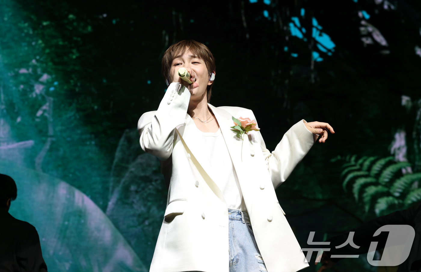 (서울=뉴스1) 권현진 기자 = 그룹 샤이니 온유가 15일 오후 서울 영등포구 명화라이브홀에서 가진 두 번째 정규앨범 '퍼센트'(PERCENT) 쇼케이스에서 타이틀곡 '애니멀(AN …