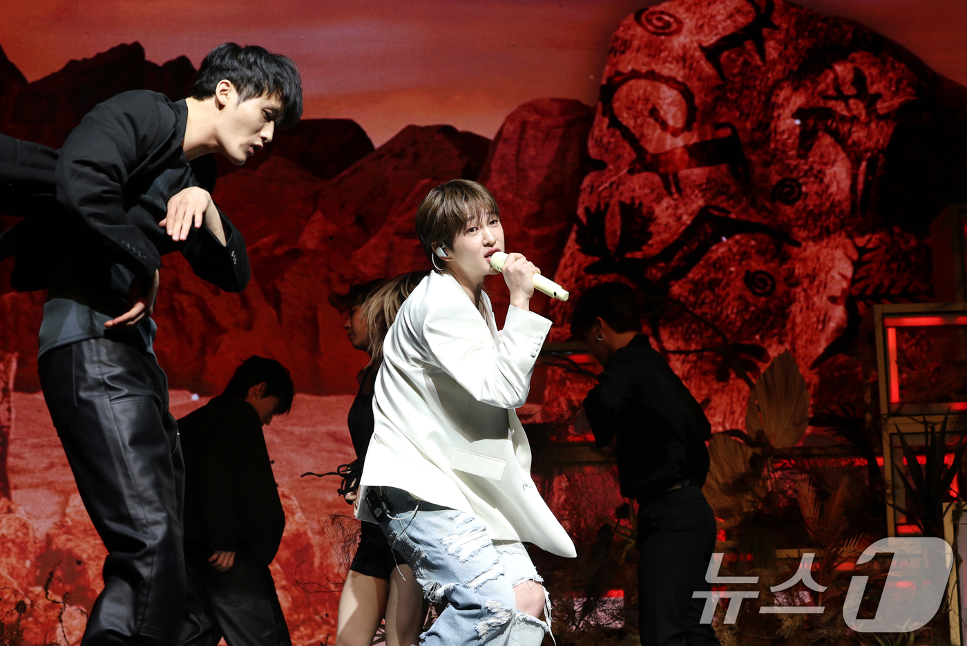 (서울=뉴스1) 권현진 기자 = 그룹 샤이니 온유가 15일 오후 서울 영등포구 명화라이브홀에서 가진 두 번째 정규앨범 '퍼센트'(PERCENT) 쇼케이스에서 타이틀곡 '애니멀(AN …