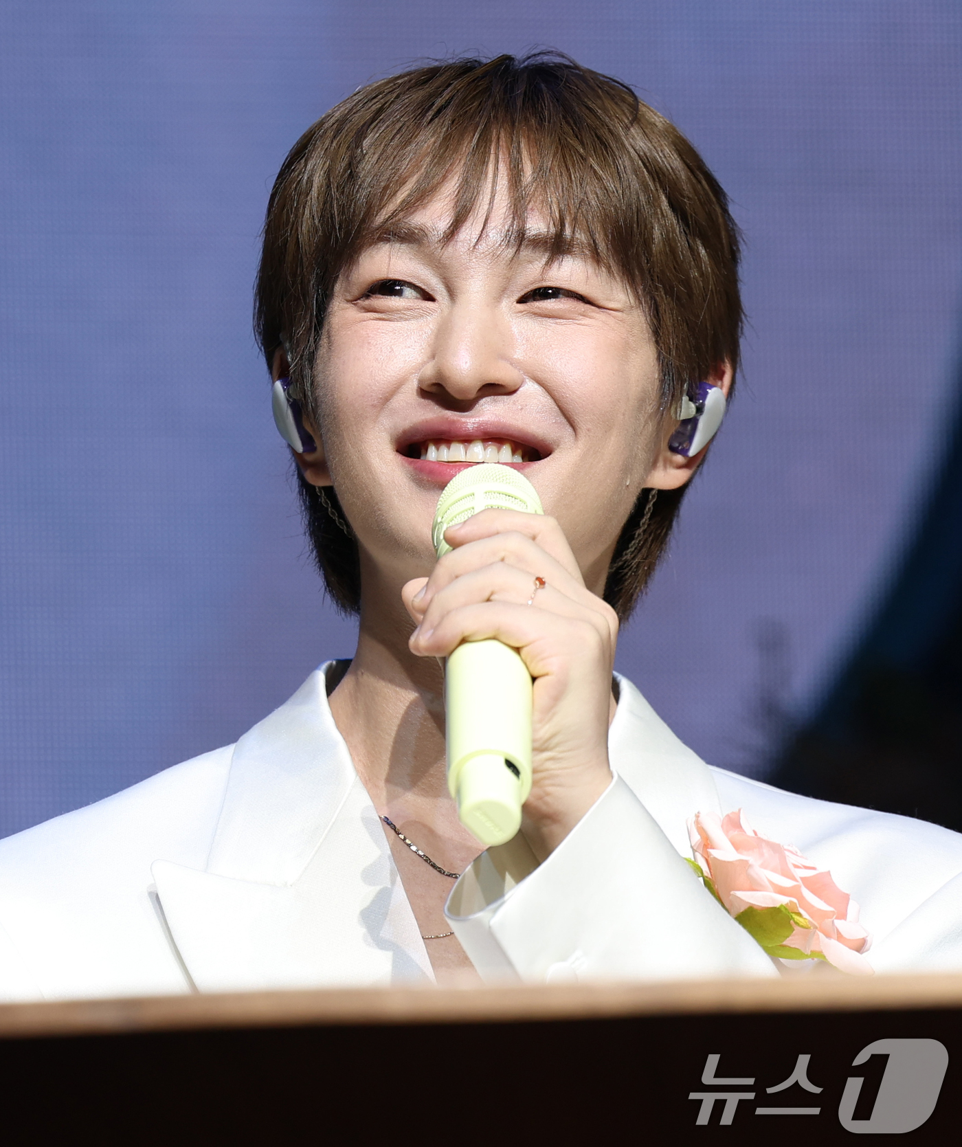 (서울=뉴스1) 권현진 기자 = 그룹 샤이니 온유가 15일 오후 서울 영등포구 명화라이브홀에서 가진 두 번째 정규앨범 '퍼센트'(PERCENT) 쇼케이스에서 신곡 소개를 하고 있다 …