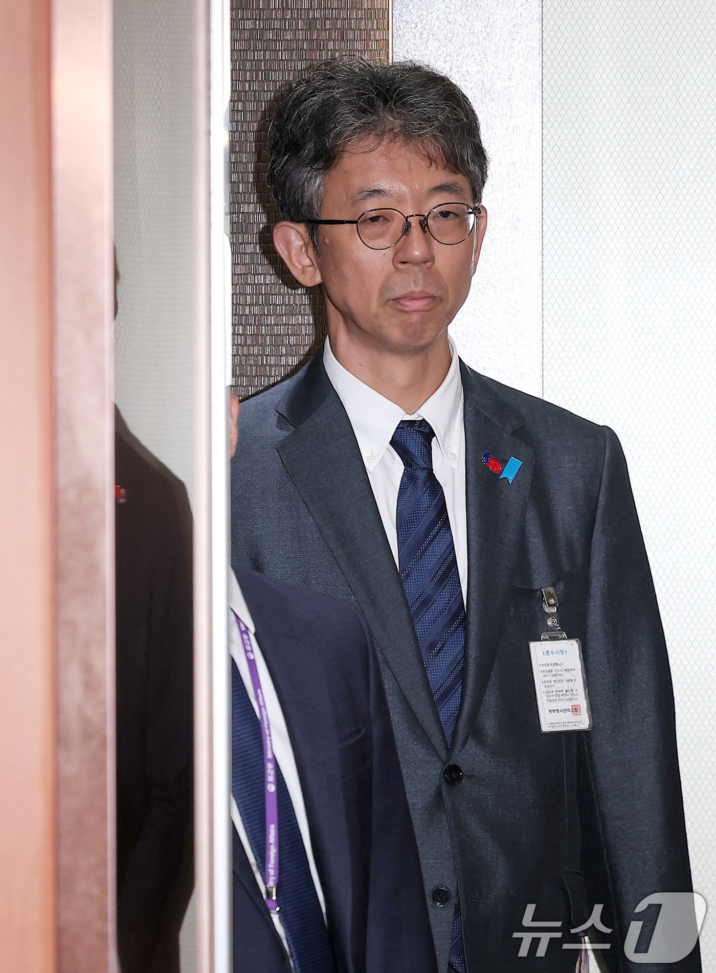 (서울=뉴스1) 김성진 기자 = 이세키 요시야스 주한일본대사관 총괄공사대리(정무공사)가 서울 종로구 정부서울청사 외교부로 초치되고 있다.정부는 15일 '일본 2025년 방위백서에 …