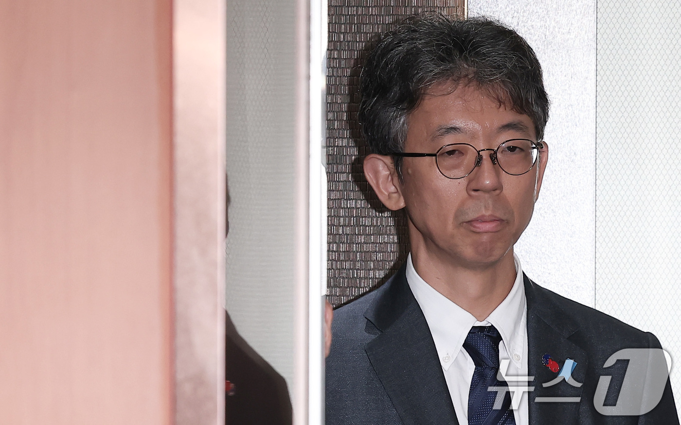 (서울=뉴스1) 김성진 기자 = 이세키 요시야스 주한일본대사관 총괄공사대리(정무공사)가 서울 종로구 정부서울청사 외교부로 초치되고 있다.정부는 15일 '일본 2025년 방위백서에 …