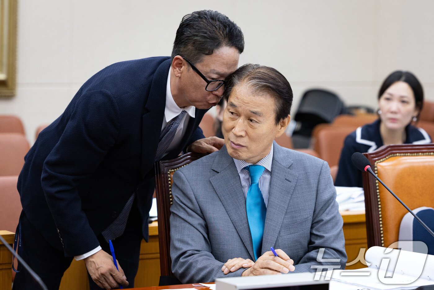 본문 이미지 - 권오을 국가보훈부 장관 후보자가 15일 서울 여의도 국회에서 열린 인사청문회에서 관계자의 보고를 듣고 있다. 2025.7.15/뉴스1 ⓒ News1 유승관 기자