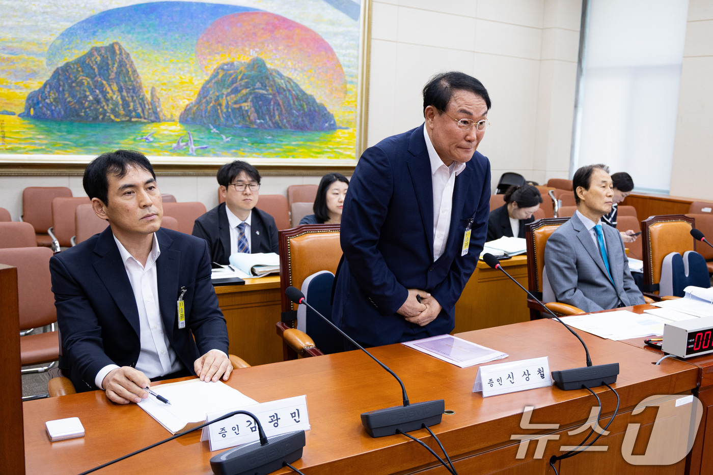 (서울=뉴스1) 유승관 기자 = 15일 서울 여의도 국회에서 열린 정무위원회의 권오을 국가보훈부 장관 후보자 인사청문회에서 증인들이 출석해 인사하고 있다. 왼쪽부터 김광민 유니언에 …