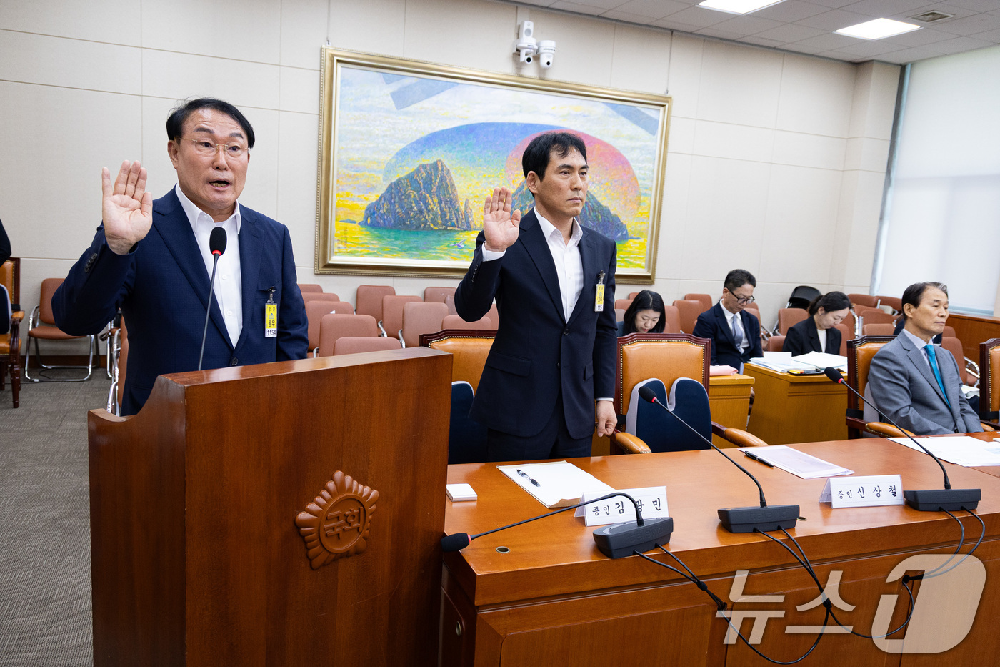 (서울=뉴스1) 유승관 기자 = 신상철 구산물류 대표(왼쪽)와 김광민 유니언에프앤브이 대표가  15일 서울 여의도 국회에서 열린 정무위원회의 권오을 국가보훈부 장관 인사청문회에서 …