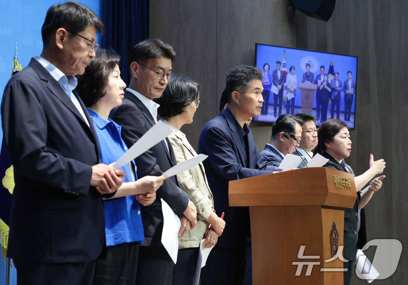 (서울=뉴스1) 안은나 기자 = 국회 농림축산식품해양수산위원회 어기구 위원장, 이원택 간사를 비롯한 더불어민주당 의원들이 15일 서울 여의도 국회 소통관에서 미국과의 관세협상 관련 …