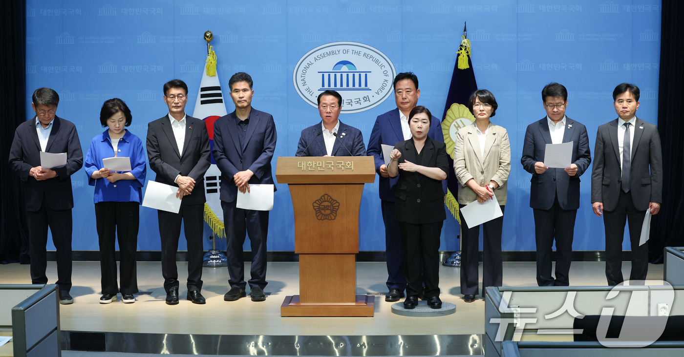 (서울=뉴스1) 안은나 기자 = 국회 농림축산식품해양수산위원회 어기구 위원장, 이원택 간사를 비롯한 더불어민주당 의원들이 15일 서울 여의도 국회 소통관에서 미국과의 관세협상 관련 …