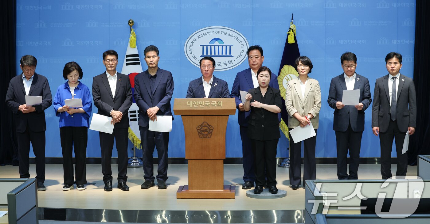 본문 이미지 - 국회 농림축산식품해양수산위원회  더불어민주당 의원들이 15일 서울 여의도 국회 소통관에서 미국과의 관세협상 관련 정부를 향해 우리 농업을 지키겠다는 입장을 분명히 밝혀야 한다며 공동성명서를 발표하고 있다. 2025.7.15/뉴스1 ⓒ News1 안은나 기자