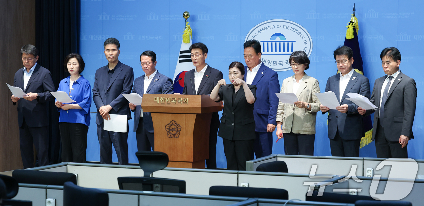 (서울=뉴스1) 안은나 기자 = 국회 농림축산식품해양수산위원회 어기구 위원장, 이원택 간사를 비롯한 더불어민주당 의원들이 15일 서울 여의도 국회 소통관에서 미국과의 관세협상 관련 …