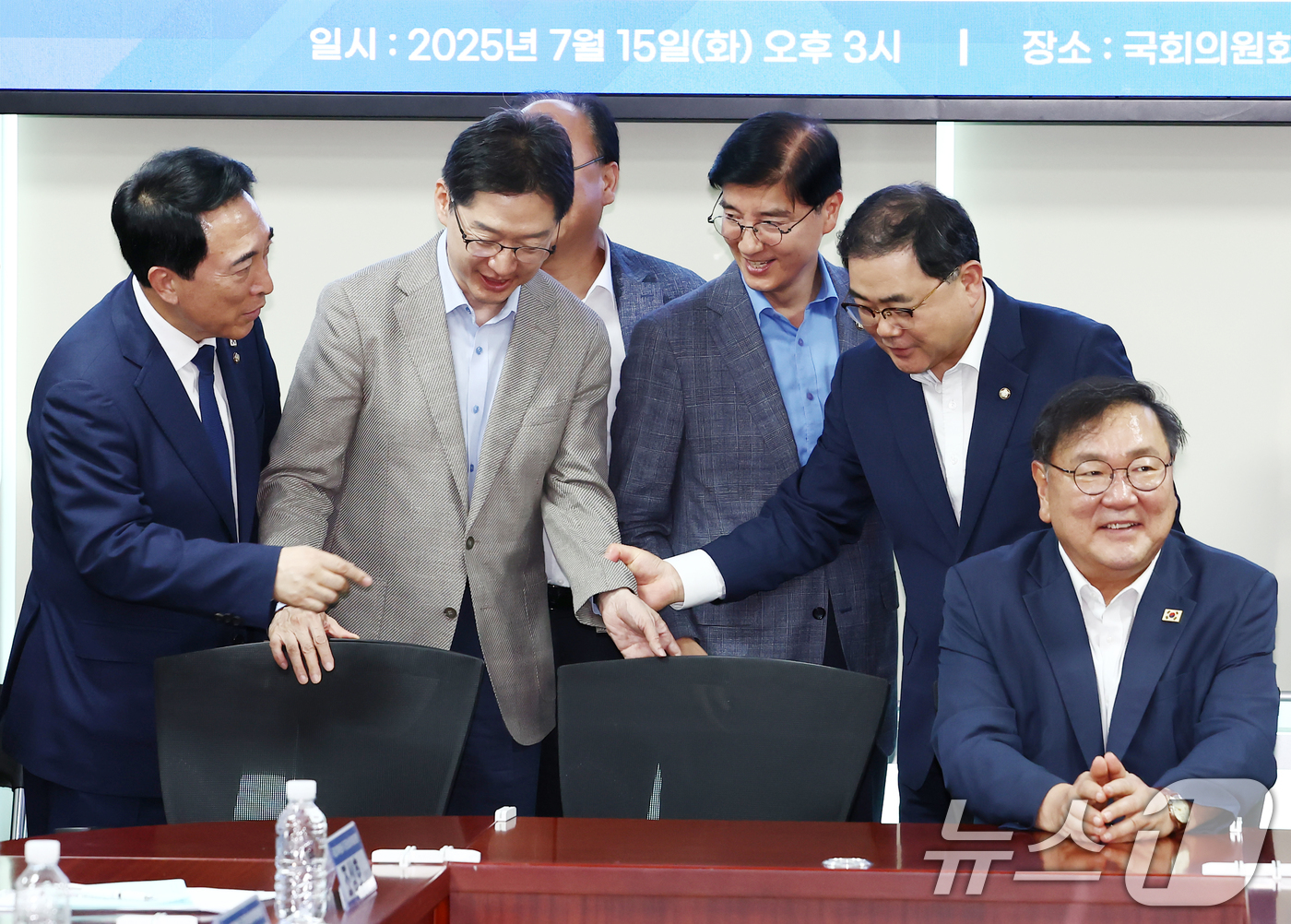 (서울=뉴스1) 김민지 기자 = 박수현 국정기획위원회 국가균형성장특별위원장(왼쪽부터), 김경수 지방시대위원장, 이해식 국정기획위원회 정치행정분과장 등 참석자들이 15일 오후 서울 …