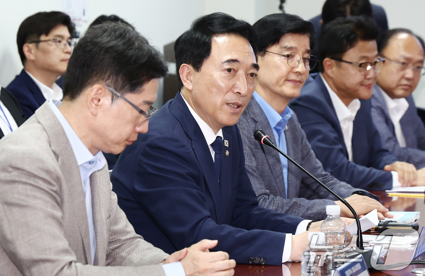 (서울=뉴스1) 김민지 기자 = 박수현 국정기획위원회 국가균형성장특별위원장이 15일 오후 서울 여의도 국회 의원회관에서 열린 '더불어민주당 자치분권균형발전전국회의·국정기획위원회 국 …
