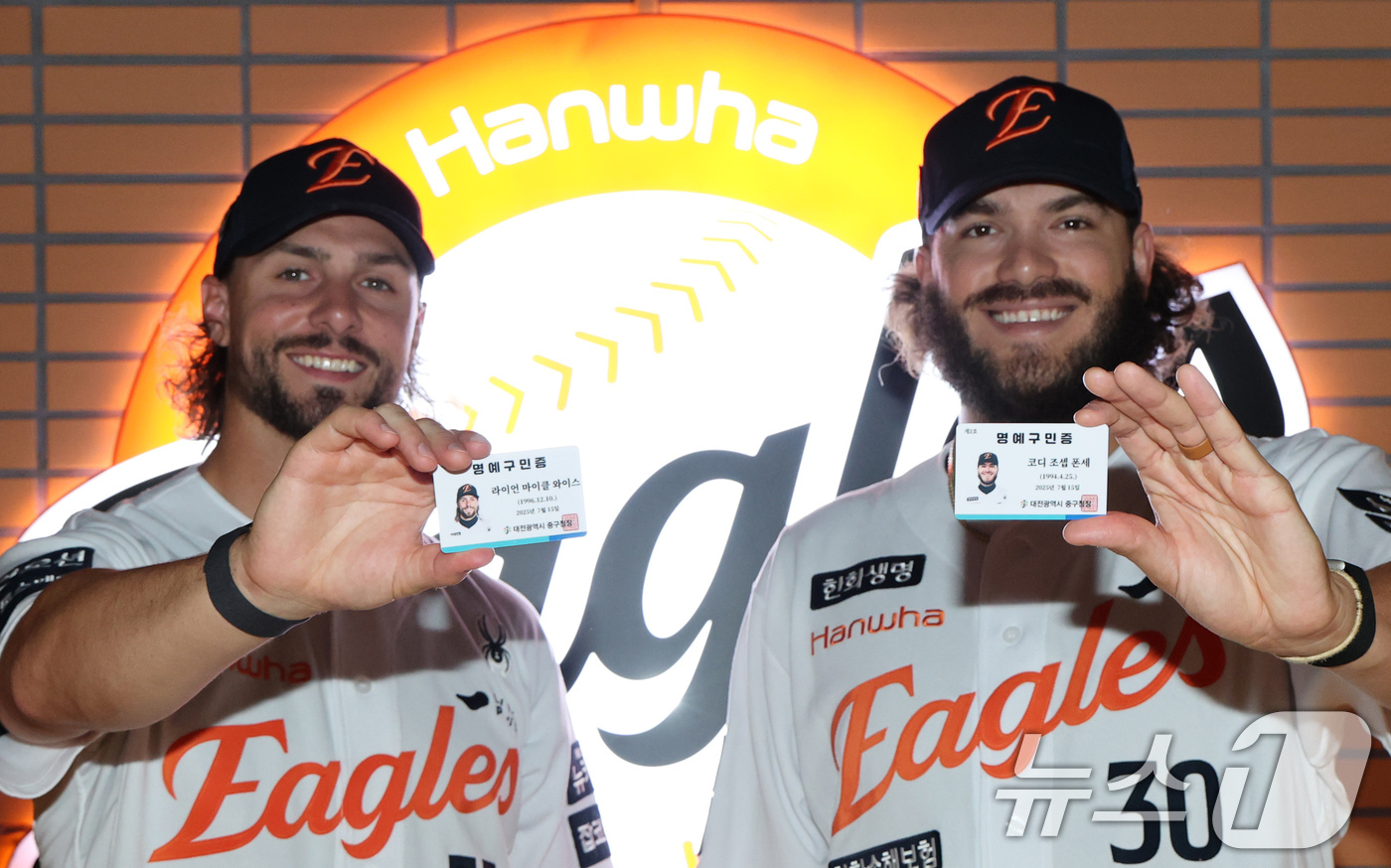 (대전=뉴스1) 김기태 기자 = 15일 대전 한화생명 볼파크에서 한화이글스 외국인 투수 라이언 와이스(왼쪽)와 코디 폰세가 명예구민을 들어보이고 있다.대전 중구는 라이언 와이스, …