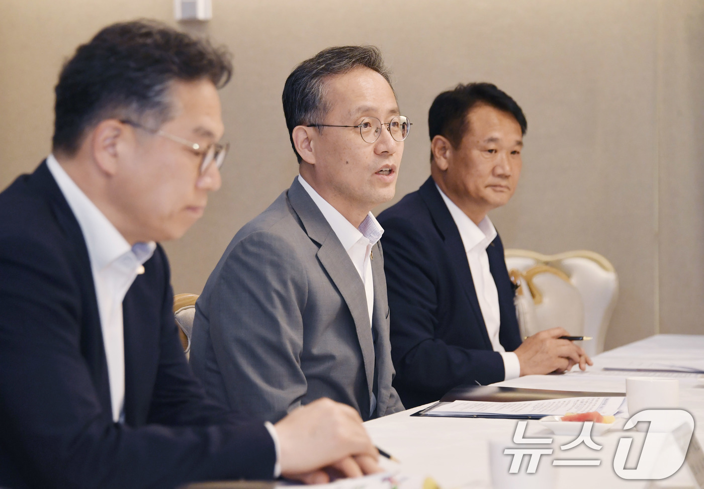 (서울=뉴스1) = 이형일 기획재정부 장관 직무대행 1차관이 15일 서울 종로구 정부서울청사에서 열린 'MSCI 선진국 지수 편입추진 전담반 회의'를 주재하고 있다. (기획재정부 …