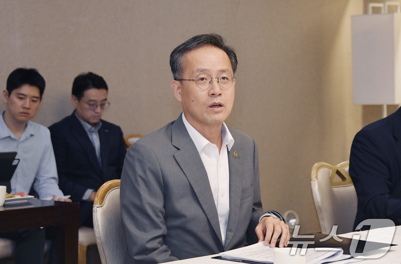 (서울=뉴스1) = 이형일 기획재정부 장관 직무대행 1차관이 15일 서울 종로구 정부서울청사에서 열린 'MSCI 선진국 지수 편입추진 전담반 회의'를 주재하고 있다. (기획재정부 …