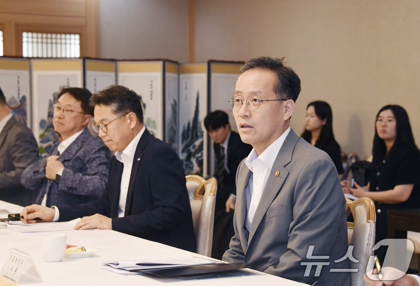 (서울=뉴스1) = 이형일 기획재정부 장관 직무대행 1차관이 15일 서울 종로구 정부서울청사에서 열린 'MSCI 선진국 지수 편입추진 전담반 회의'를 주재하고 있다. (기획재정부 …