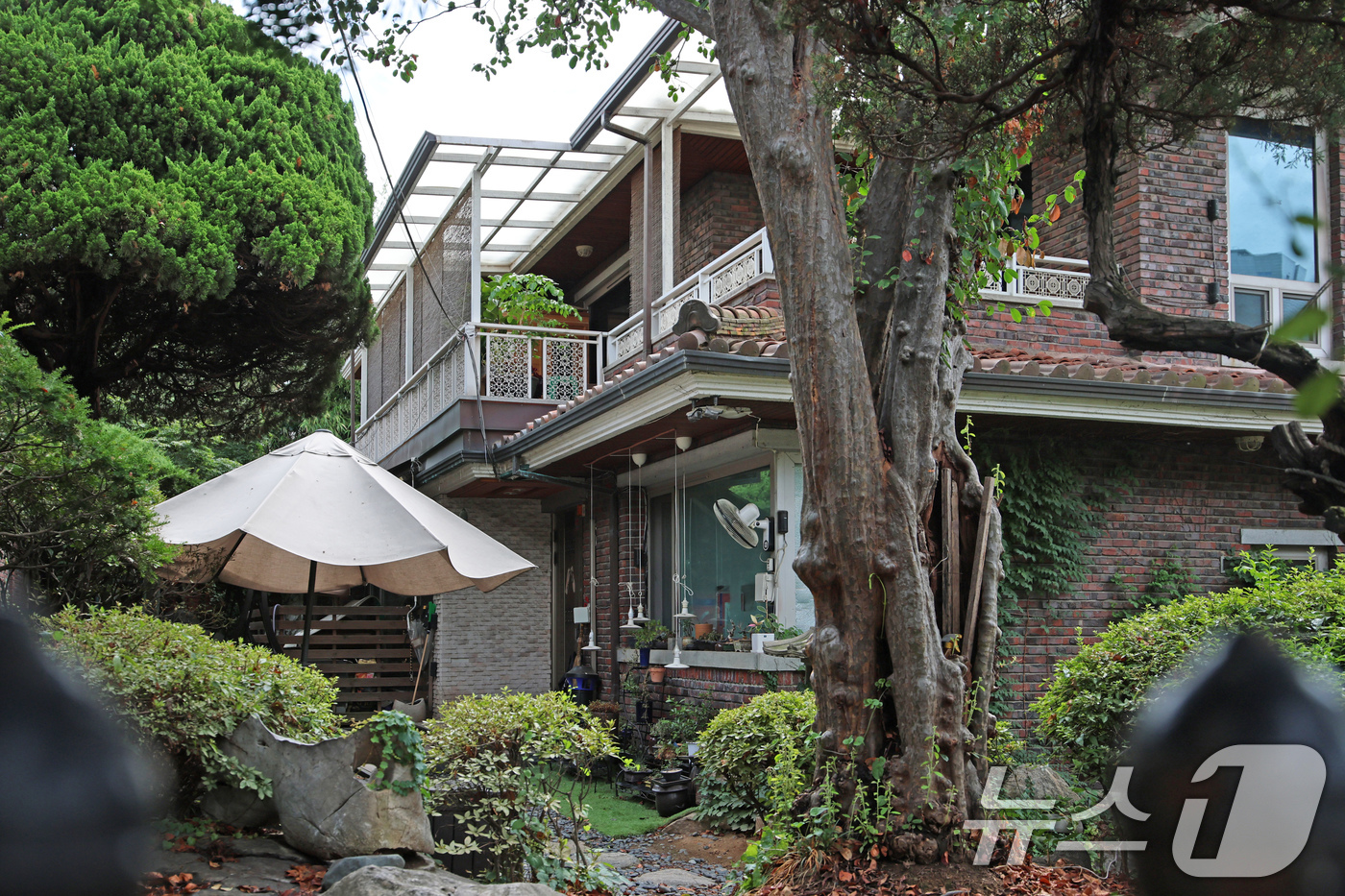 (서울=뉴스1) 장수영 기자 = 김건희 여사 관련 의혹을 수사하는 민중기 특검팀이 15일 서울 강남구 역삼동에 위치한 건진법사 전성배씨 법당에 대한 압수수색을 진행 중이다.사진은 …