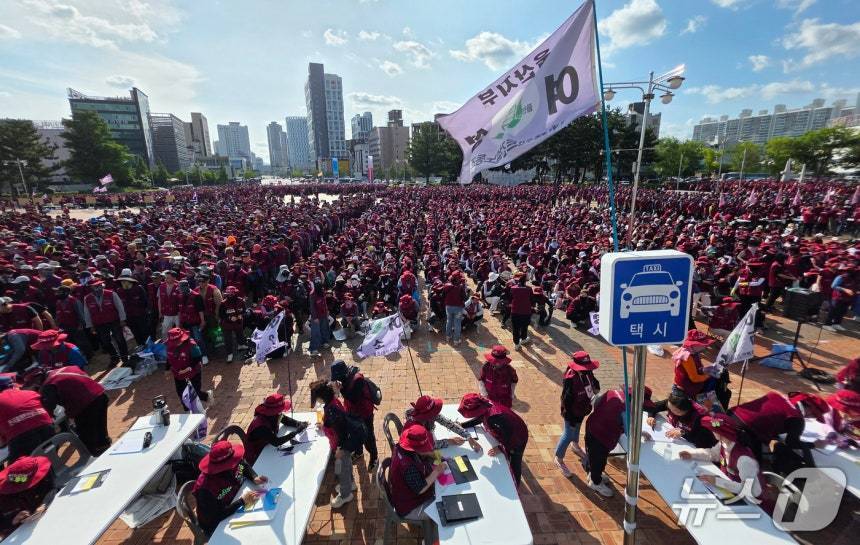 본문 이미지 - 민주노총 전국플랜트건설노조 울산지부 조합원들이 지난 11일 울산 태화강역 광장에서 조합원 총회를 하고 있다. &#40;플랜트건설 노조 제공. 재판매 및 DB 금지&#41; /뉴스1