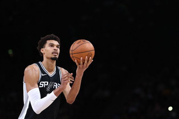 NBA 웸반야마, 어깨 혈전증 완쾌…농구공 다시 잡는다
