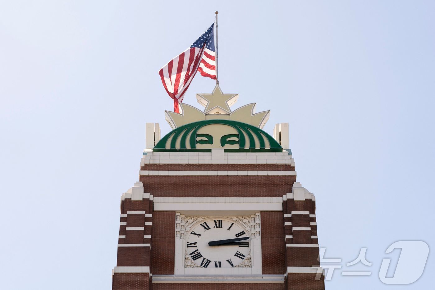 (시애틀 AFP=뉴스1) 윤다정 기자 = 2024년 7월 3일(현지시간) 미국 워싱턴주 시애틀의 스타벅스 본사 건물 '스타벅스 센터'의 모습. 2024.07.03.ⓒ AFP=뉴스1 …