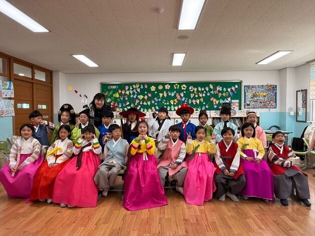 학교에서 만나는 한복…강릉문화원 한복문화교육 '호응'