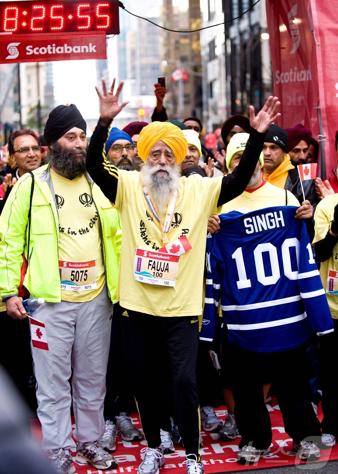 본문 이미지 - 세계 최고령 마라톤 선수로 여겨지는 인도의 파우자 싱(114)이 교통사고로 14일 사망했다. 사진은 2011년 10월 17일 토론토 워터프런트 마라톤 대회 출전 때 모습. ⓒ AFP=뉴스1 ⓒ News1 최종일 선임기자