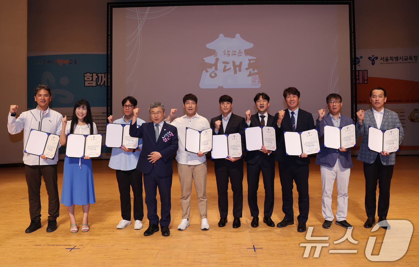 (서울=뉴스1) = 정근식 서울시교육감이 15일 서울 중구 이화외고 유관순기념관에서 열린 '서울 학교운동부 청렴 선포식'에 참석해 청렴위원들에게 위촉장을 수여 후 기념 촬영을 하고 …