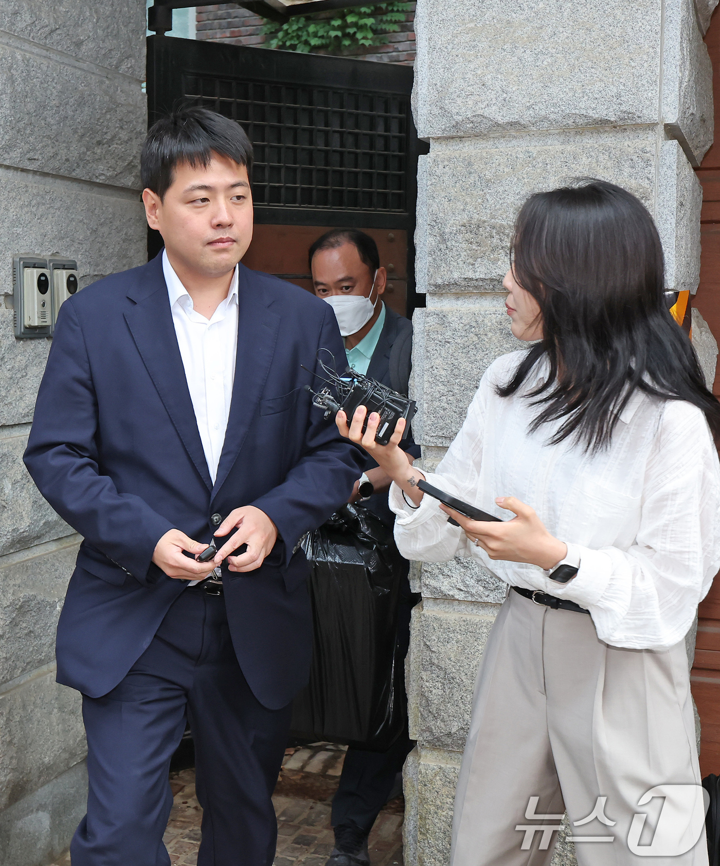 (서울=뉴스1) 장수영 기자 = 김건희 여사 관련 의혹을 수사하는 민중기 특검팀이 15일 오후 서울 강남구 역삼동에 위치한 건진법사 전성배 씨 법당에 대한 압수수색을 마친 뒤 압수 …