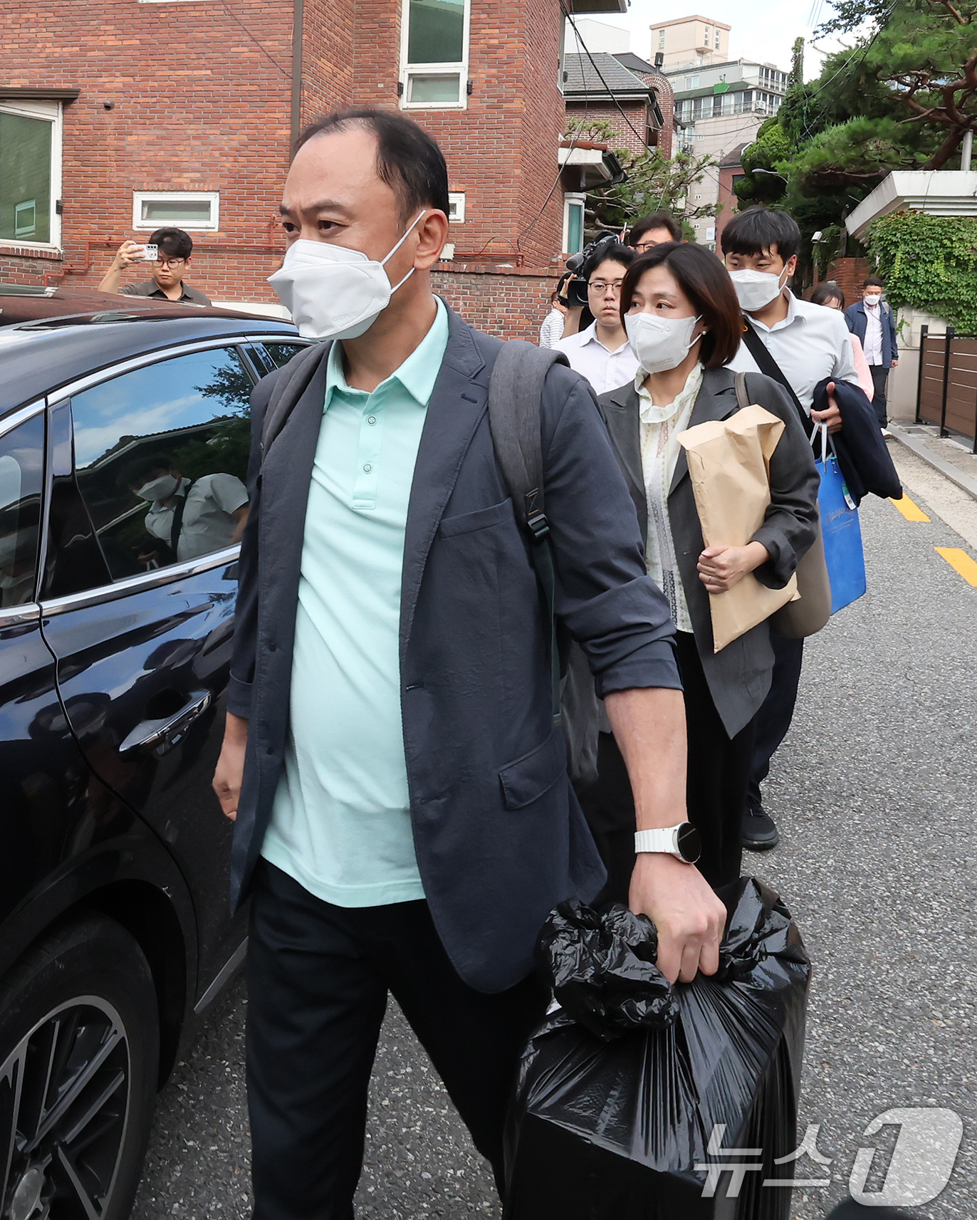 (서울=뉴스1) 장수영 기자 = 김건희 여사 관련 의혹을 수사하는 민중기 특검팀이 15일 오후 서울 강남구 역삼동에 위치한 건진법사 전성배 씨 법당에 대한 압수수색을 마친 뒤 압수 …