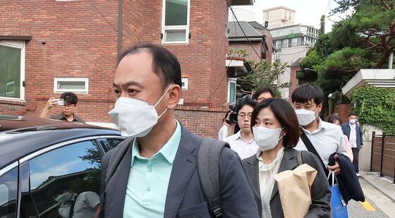건진법사 법당에서 압수품 가져 나오는 특검팀