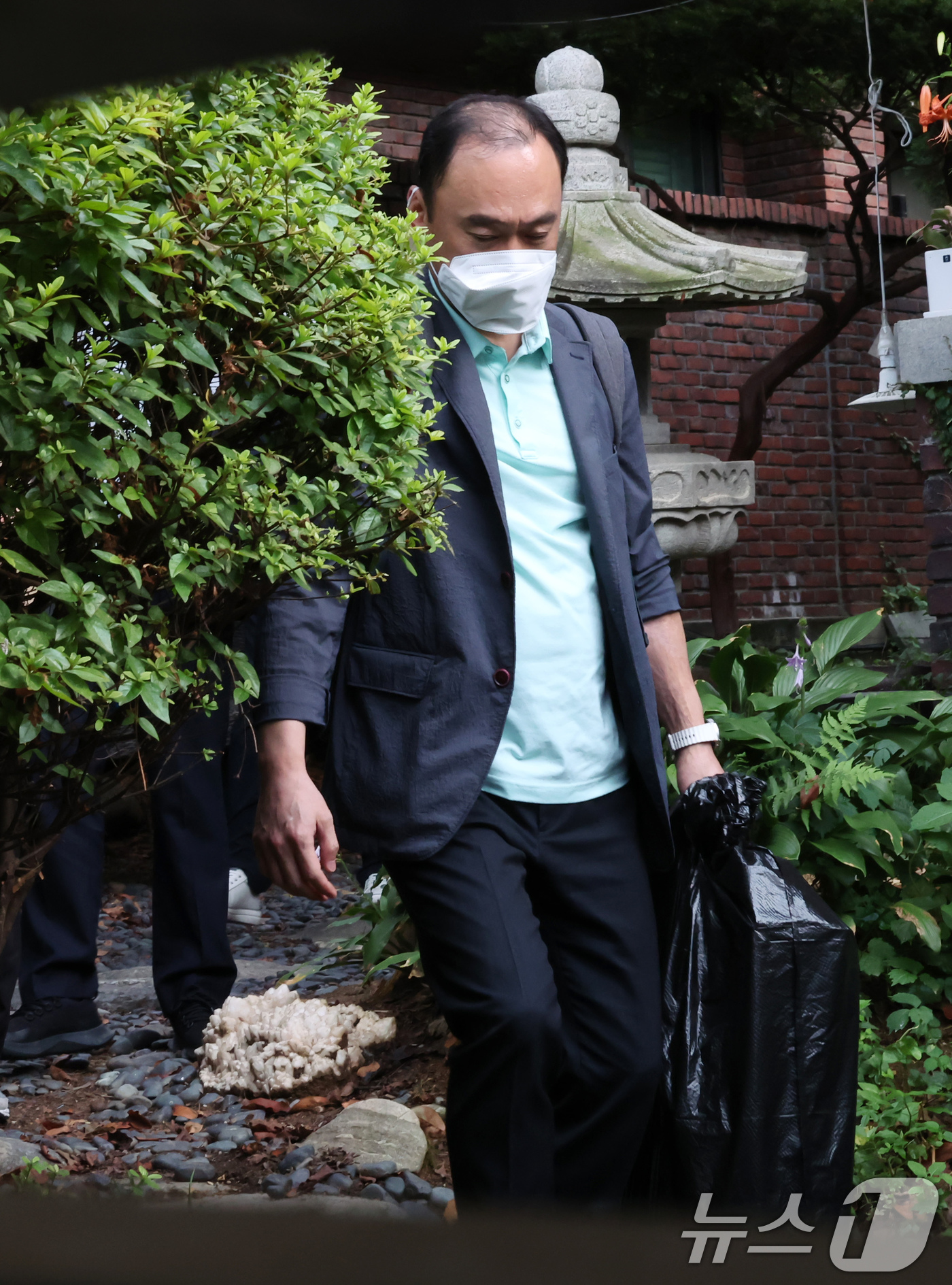 (서울=뉴스1) 장수영 기자 = 김건희 여사 관련 의혹을 수사하는 민중기 특검팀이 15일 오후 서울 강남구 역삼동에 위치한 건진법사 전성배 씨 법당에 대한 압수수색을 마친 뒤 압수 …