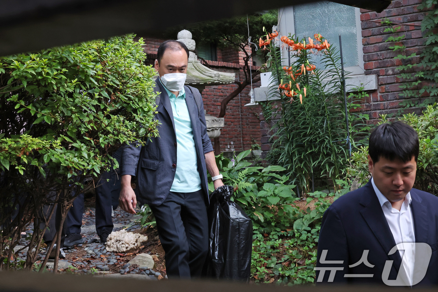 (서울=뉴스1) 장수영 기자 = 김건희 여사 관련 의혹을 수사하는 민중기 특검팀이 15일 오후 서울 강남구 역삼동에 위치한 건진법사 전성배 씨 법당에 대한 압수수색을 마친 뒤 압수 …