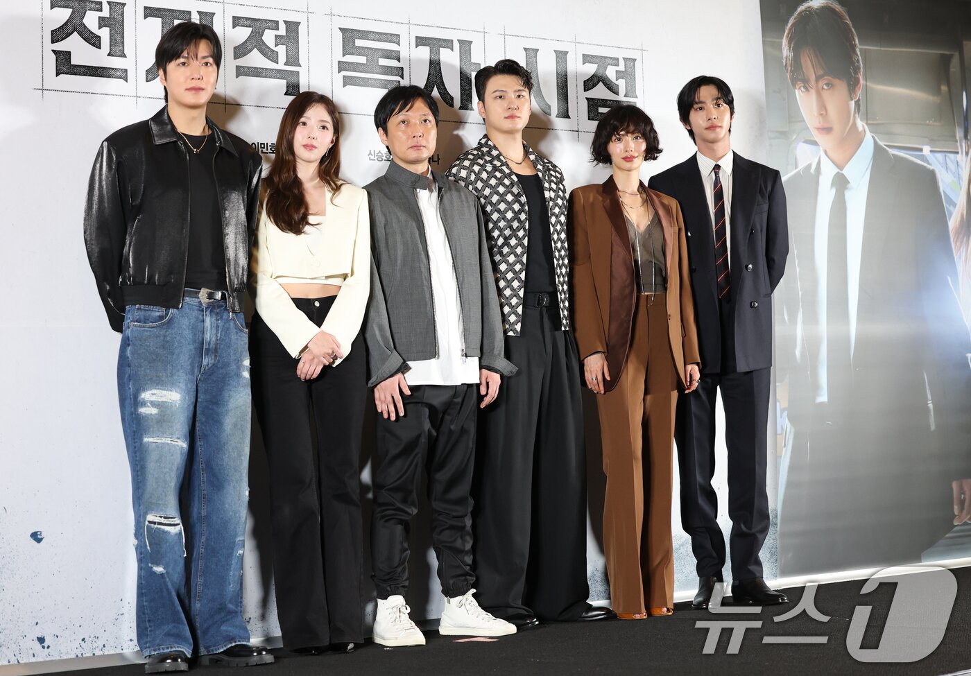 본문 이미지 - 배우 이민호(왼쪽부터)와 채수빈, 김병우 감독, 신승호, 나나, 안효섭이 15일 서울 코엑스 메가박스에서 열린 영화 '전지적 독자 시점‘ 언론 시사회에 참석해 포즈를 취하고 있다. '전지적 독자 시점'은 10년 이상 연재된 소설이 완결된 날 소설 속 세계가 현실이 되어 버리고, 유일한 독자였던 ‘김독자’가 소설의 주인공 ‘유중혁’ 그리고 동료들과 함께 멸망한 세계에서 살아남기 위한 판타지 액션 영화다. 2025.7.15/뉴스1 ⓒ News1 권현진 기자