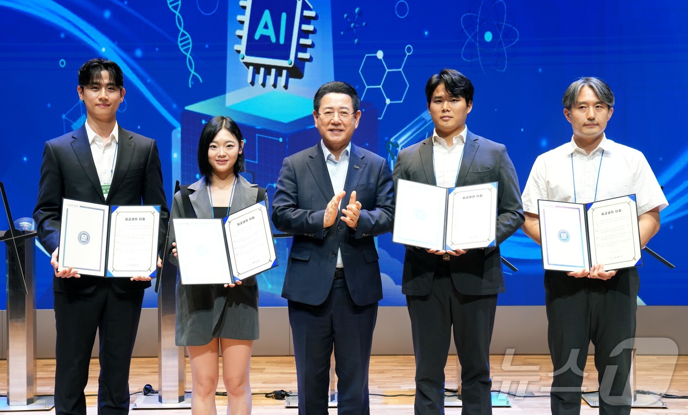 (무안=뉴스1) 전원 기자 = 김영록 전라남도지사가 15일 전남동부청사 이순신강당에서 열린 ‘전남형 청년창업사관학교 입교식’에 참석, 비전선언문을 낭독한 입교생 대표와 기념 촬영을 …