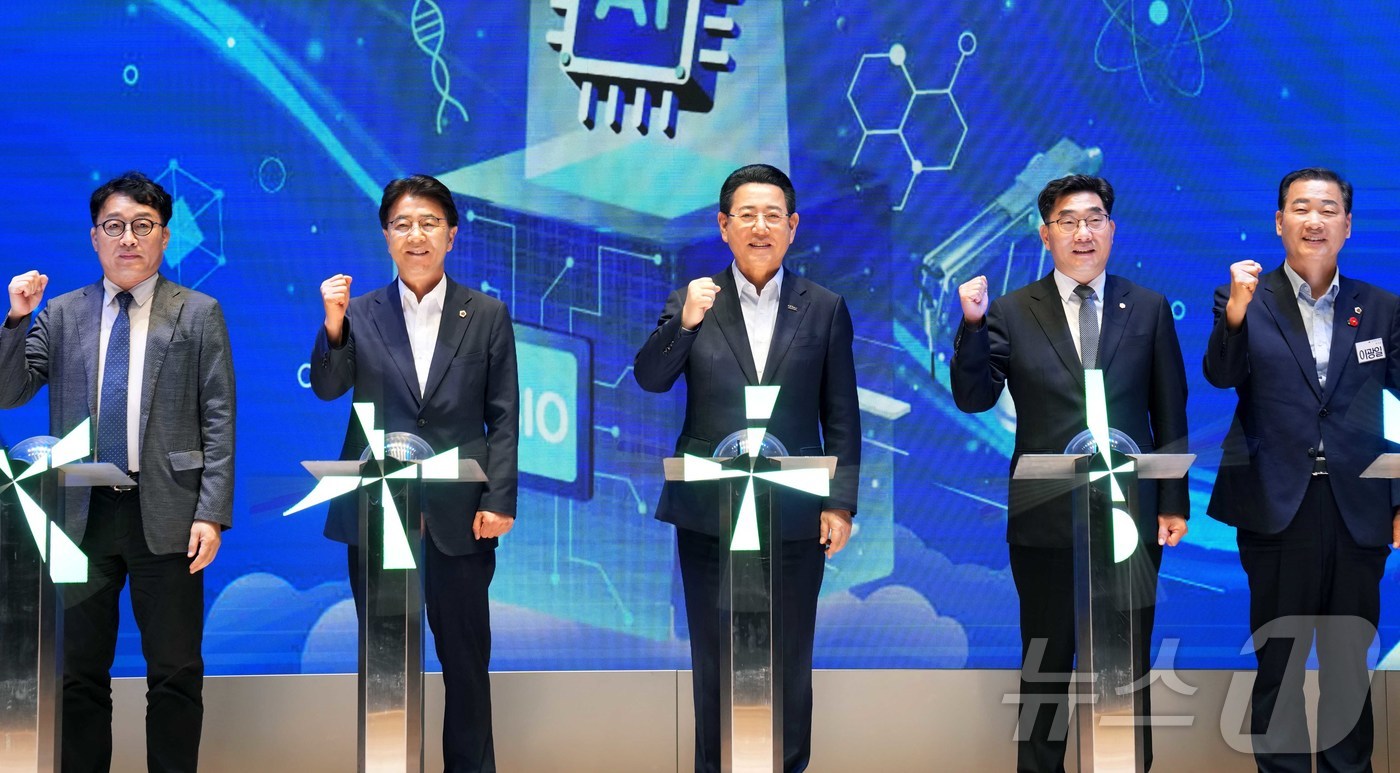 (무안=뉴스1) 전원 기자 = 김영록 전라남도지사가 15일 전남동부청사 이순신강당에서 열린 ‘전남형 청년창업사관학교 입교식’에 참석, 주요내빈과 퍼포먼스를 하고 있다.(전남도 제공 …